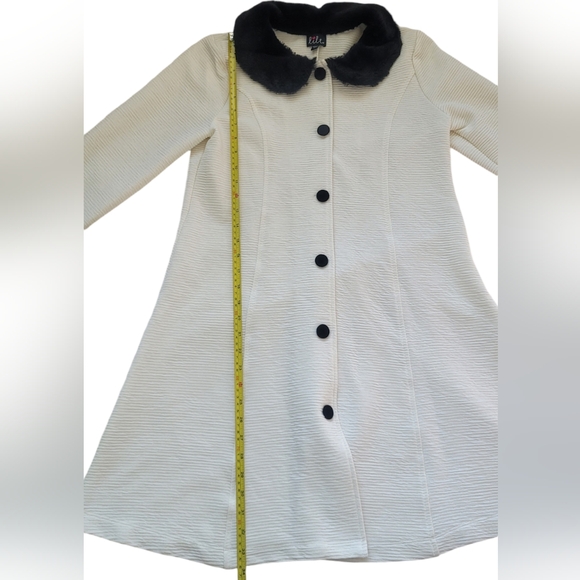 Lilt Elegant White blazer with Black buttons and faux fur collar & sleeve's cuff - Picture 7 of 10